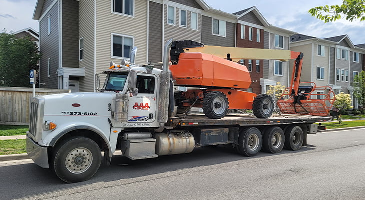 Efficiency And Safety: How Towing Companies Handle Equipment Hauling